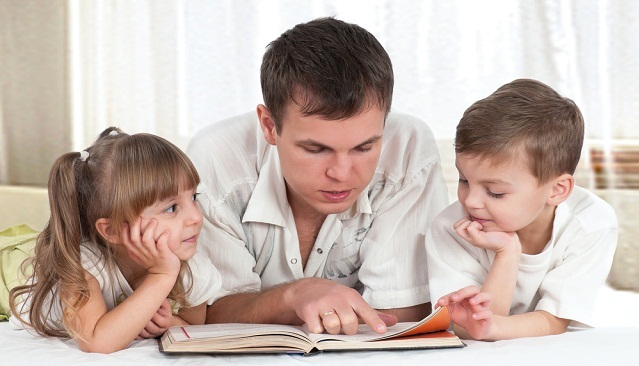 Папа читает детям