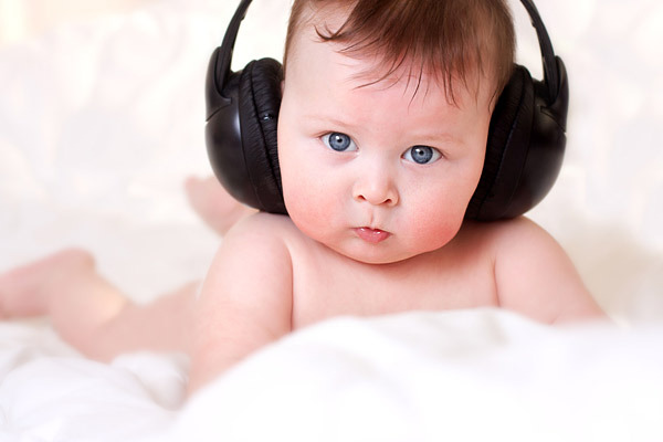 Малыш слушает музыку