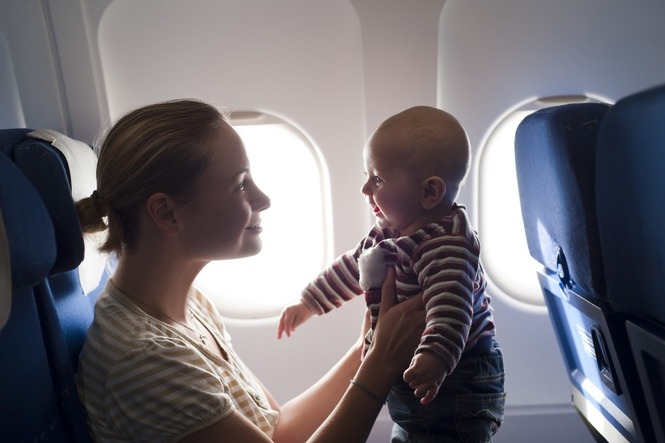 Мама с малышом в салоне самолета