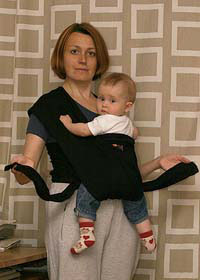 Слинг-шарф - колени ребенка недостаточно разведены в стороны